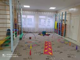 оличество - 1, площадь - 48,2кв.м.
Спортивный зал оснащен современным спортивным оборудованием: гимнастическая стенка, маты, мячи, обручи, скамейки, коврики для корригирующей гимнастики, индивидуальные коврики. При спортивном зале оборудована кладовая для хранения инвентаря. Для создания эмоционального настроя детей в зале имеется фортепиано, музыкальный центр.
